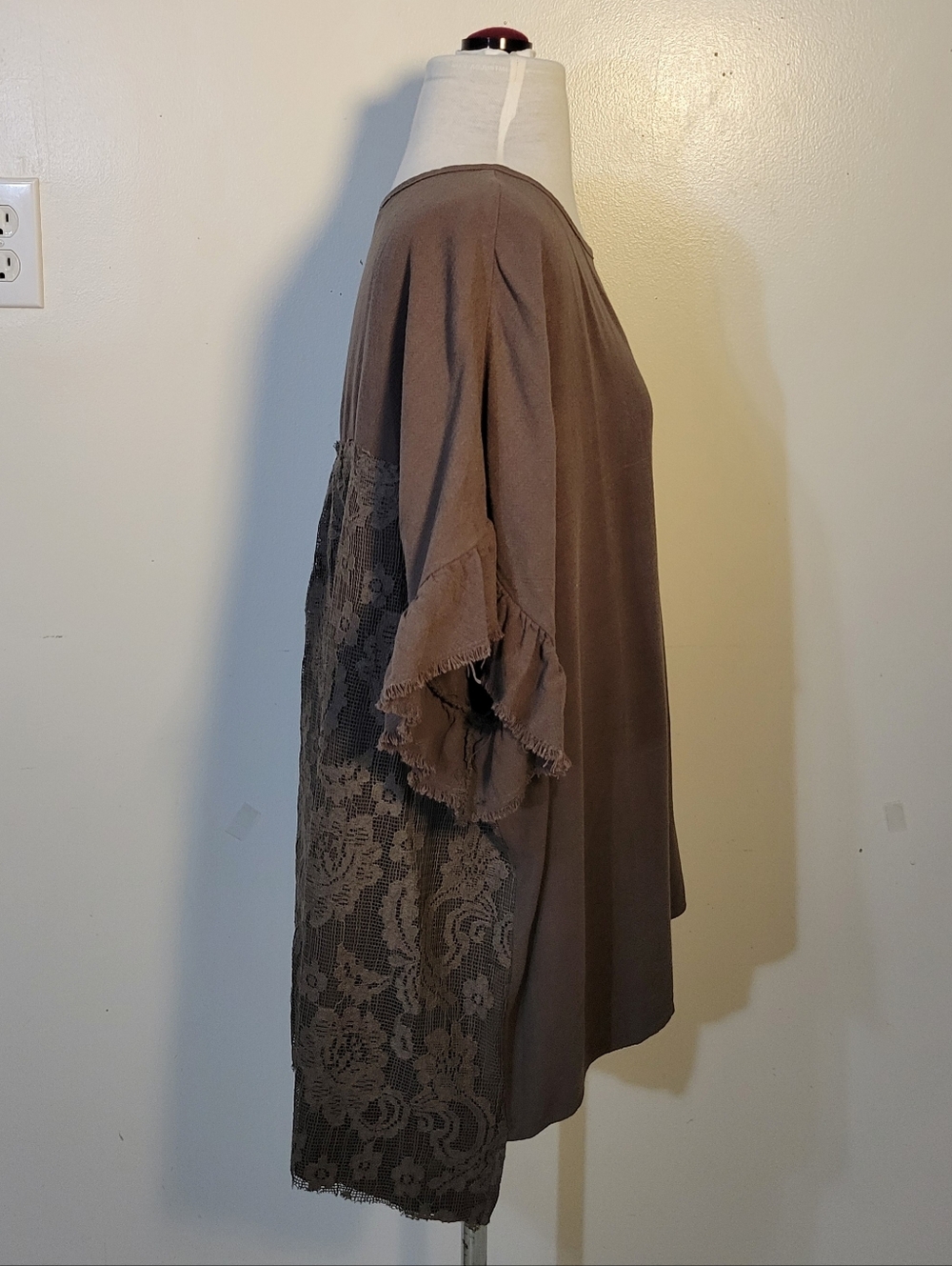 Easel (Women's M) Taupe Over-sized Boxy Crewneck Ruffled Short Sleeve Tee - Picture 3 of 10
